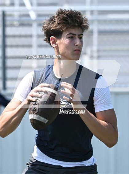 Thumbnail 2 in St. John Bosco vs. San Clemente (Brave 8 Invitational-Game 1) photogallery.