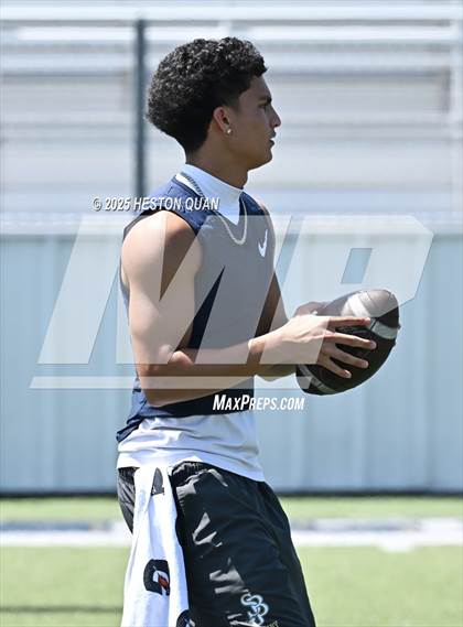 Thumbnail 1 in St. John Bosco vs. San Clemente (Brave 8 Invitational-Game 1) photogallery.