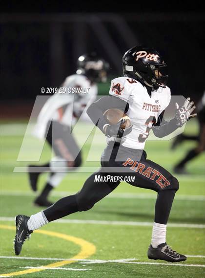 Thumbnail 3 in De La Salle vs. Pittsburg (CIF NCS D1 Final) photogallery.
