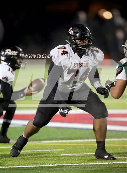 Thumbnail 3 in De La Salle vs. Pittsburg (CIF NCS D1 Final) photogallery.