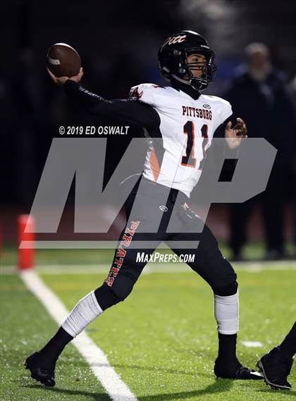 Thumbnail 2 in De La Salle vs. Pittsburg (CIF NCS D1 Final) photogallery.