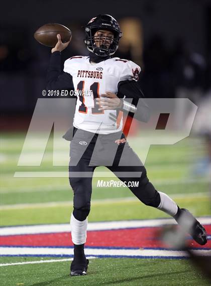 Thumbnail 2 in De La Salle vs. Pittsburg (CIF NCS D1 Final) photogallery.
