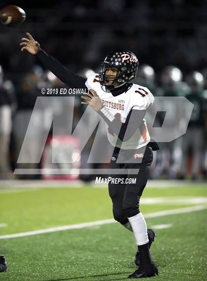 Thumbnail 3 in De La Salle vs. Pittsburg (CIF NCS D1 Final) photogallery.