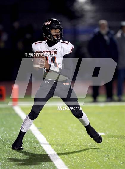 Thumbnail 3 in De La Salle vs. Pittsburg (CIF NCS D1 Final) photogallery.