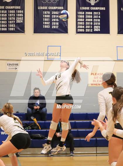 Thumbnail 2 in Newbury Park vs Flintridge Prep (CIFSS D3 Rnd 1 Playoff) photogallery.