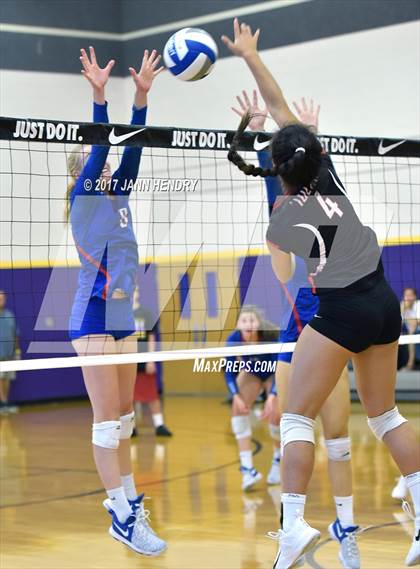 Thumbnail 2 in St. Ignatius vs. 'Iolani (Durango Fall Classic) photogallery.