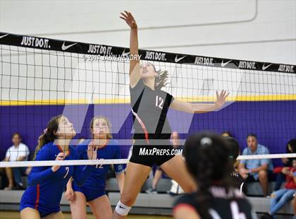 Thumbnail 2 in St. Ignatius vs. 'Iolani (Durango Fall Classic) photogallery.