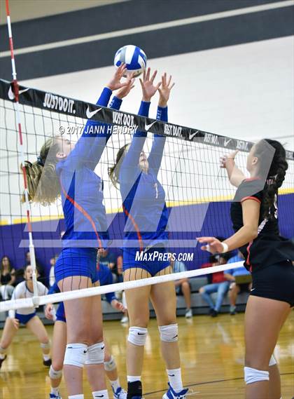 Thumbnail 3 in St. Ignatius vs. 'Iolani (Durango Fall Classic) photogallery.