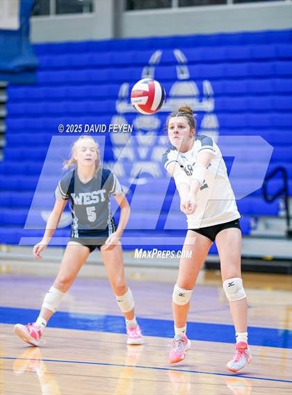 Thumbnail 2 in JV: Kettle Moraine vs West Bend West (Waukesha West GVB JV1 Invitational) photogallery.