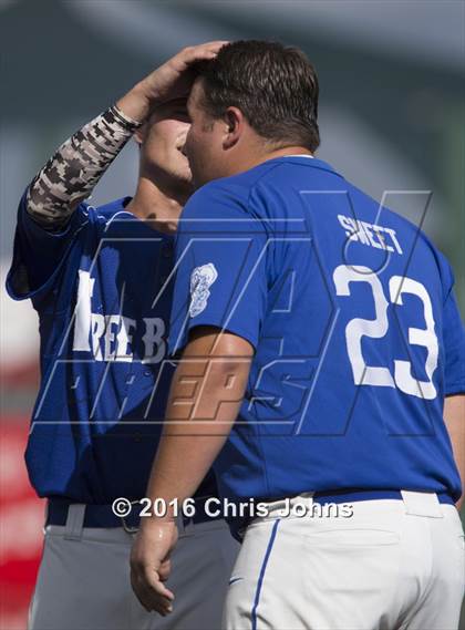 Thumbnail 2 in Springfield vs. Freeburg (IHSA Super Sectional) photogallery.