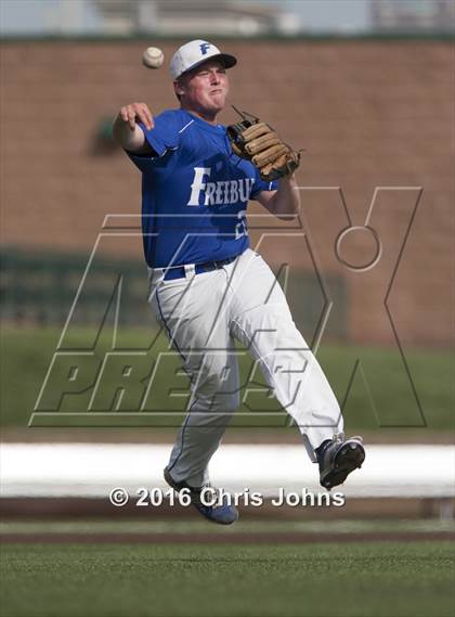 Thumbnail 3 in Springfield vs. Freeburg (IHSA Super Sectional) photogallery.