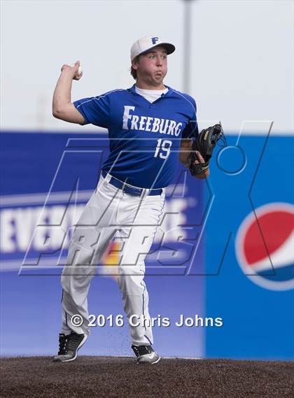 Thumbnail 3 in Springfield vs. Freeburg (IHSA Super Sectional) photogallery.