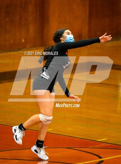 Thumbnail 3 in Clairemont @ Hoover photogallery.