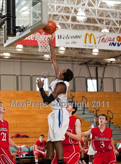 Thumbnail 3 in Chavez vs Memorial (McDonald's Texas Invitational) photogallery.