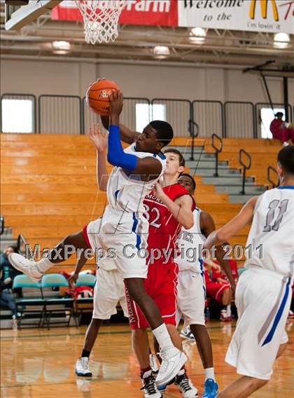Thumbnail 1 in Chavez vs Memorial (McDonald's Texas Invitational) photogallery.