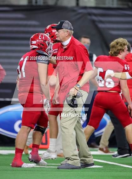 Thumbnail 3 in Hallettsville vs. Jim Ned (UIL 3A Division 1 State Final) photogallery.