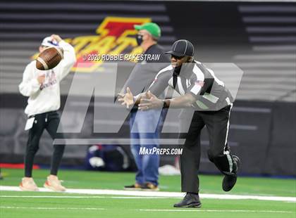 Thumbnail 3 in Hallettsville vs. Jim Ned (UIL 3A Division 1 State Final) photogallery.