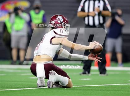 Thumbnail 3 in Hallettsville vs. Jim Ned (UIL 3A Division 1 State Final) photogallery.