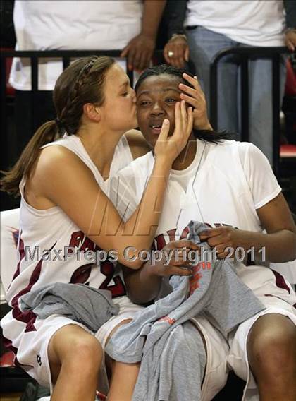 Thumbnail 1 in South Central vs. Hickory (NCHSAA 3A Final) photogallery.