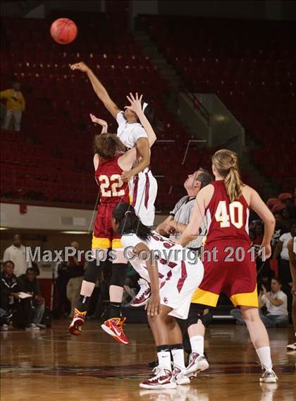 Thumbnail 1 in South Central vs. Hickory (NCHSAA 3A Final) photogallery.