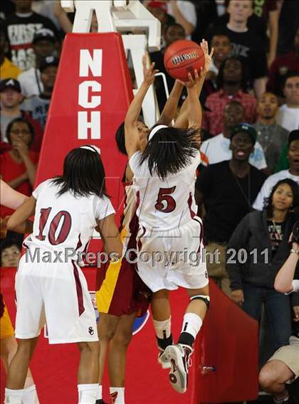 Thumbnail 2 in South Central vs. Hickory (NCHSAA 3A Final) photogallery.