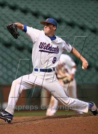 Thumbnail 3 in St. Ignatius vs. Sacred Heart Cathedral photogallery.