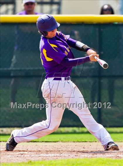 Thumbnail 1 in Splendora vs. La Grange (UIL 3A Region 3 Area Playoff) photogallery.