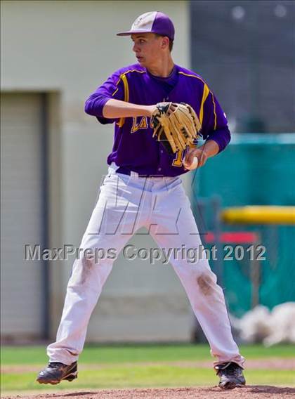 Thumbnail 1 in Splendora vs. La Grange (UIL 3A Region 3 Area Playoff) photogallery.