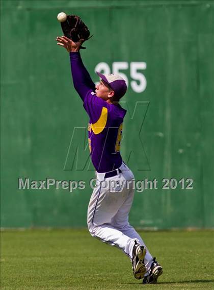 Thumbnail 1 in Splendora vs. La Grange (UIL 3A Region 3 Area Playoff) photogallery.