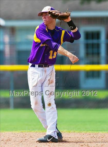 Thumbnail 1 in Splendora vs. La Grange (UIL 3A Region 3 Area Playoff) photogallery.