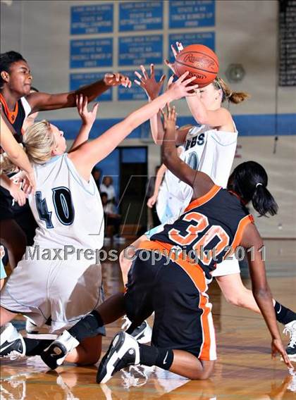 Thumbnail 3 in Powell vs Gibbs (Kroger Thanksgiving Classic) photogallery.