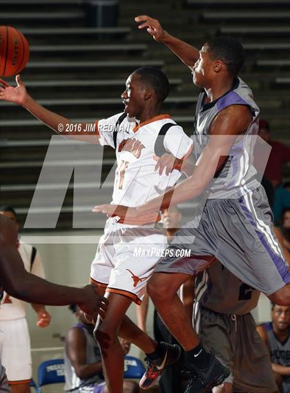 Thumbnail 1 in Dobie vs. Humble (McDonald's Texas Invitational) photogallery.