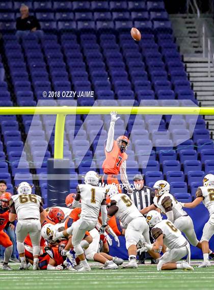 Thumbnail 1 in Hanna vs. Brandeis (UIL 6A Regional Playoff) photogallery.