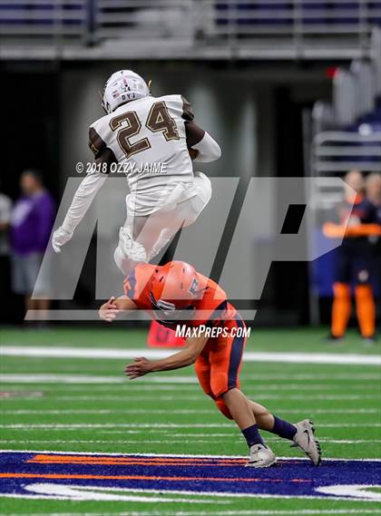 Thumbnail 3 in Hanna vs. Brandeis (UIL 6A Regional Playoff) photogallery.