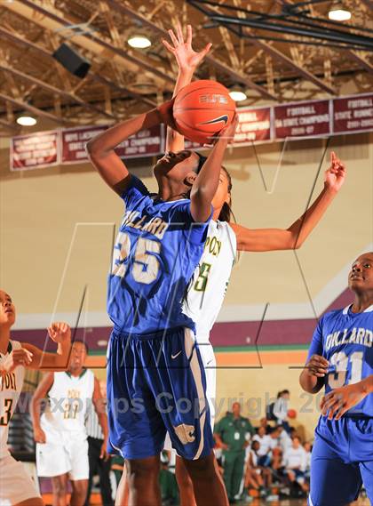 Thumbnail 2 in Dillard vs. Long Beach Poly (Nike Tournament of Champions) photogallery.