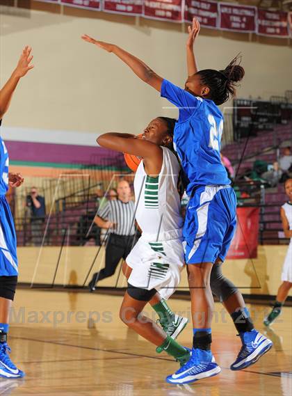 Thumbnail 3 in Dillard vs. Long Beach Poly (Nike Tournament of Champions) photogallery.