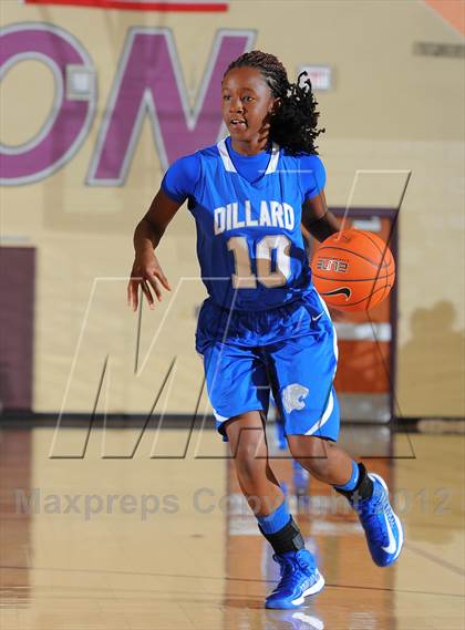 Thumbnail 3 in Dillard vs. Long Beach Poly (Nike Tournament of Champions) photogallery.