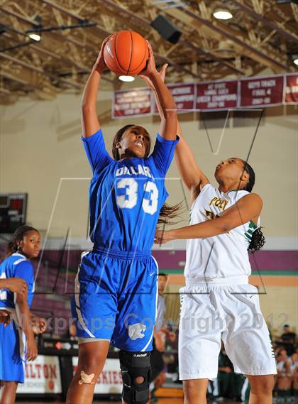 Thumbnail 2 in Dillard vs. Long Beach Poly (Nike Tournament of Champions) photogallery.