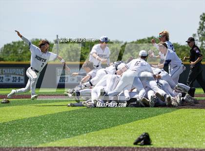 Thumbnail 1 in Lee's Summit vs. Liberty North (MSHSAA Class 6 Quarterfinal) photogallery.