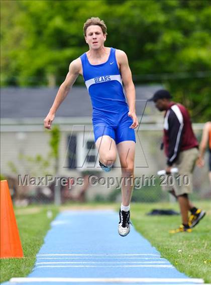 Thumbnail 2 in North Suburban Conference Boys Track and Field Championships photogallery.