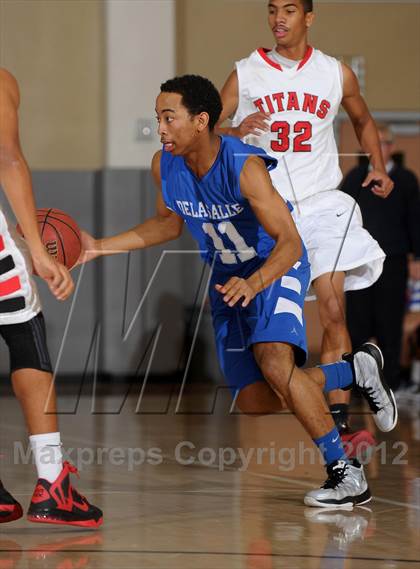 Thumbnail 3 in Antelope vs. De La Salle (MaxPreps Holiday Classic) photogallery.