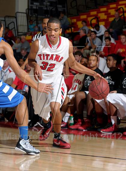 Thumbnail 1 in Antelope vs. De La Salle (MaxPreps Holiday Classic) photogallery.