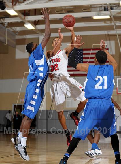 Thumbnail 3 in Antelope vs. De La Salle (MaxPreps Holiday Classic) photogallery.