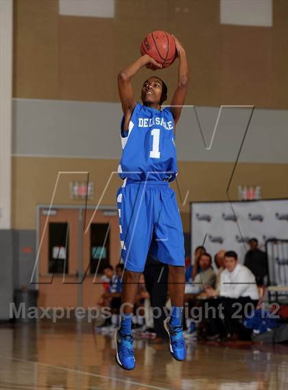 Thumbnail 2 in Antelope vs. De La Salle (MaxPreps Holiday Classic) photogallery.
