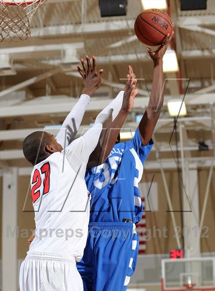 Thumbnail 2 in Antelope vs. De La Salle (MaxPreps Holiday Classic) photogallery.
