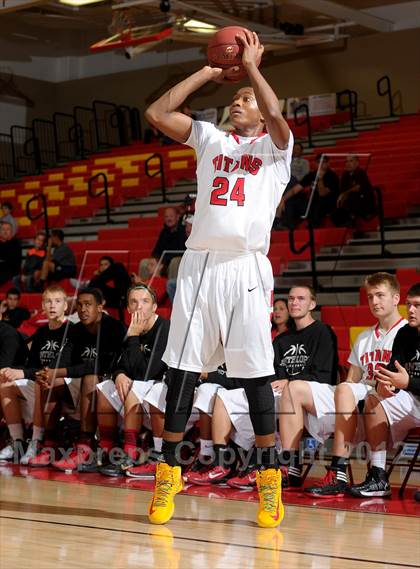 Thumbnail 2 in Antelope vs. De La Salle (MaxPreps Holiday Classic) photogallery.