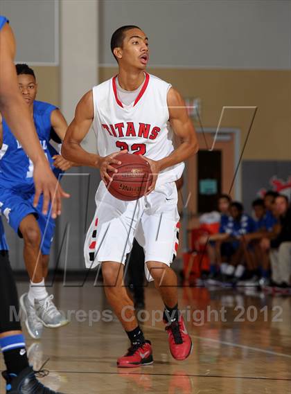 Thumbnail 1 in Antelope vs. De La Salle (MaxPreps Holiday Classic) photogallery.