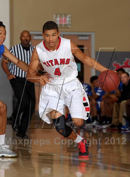 Thumbnail 3 in Antelope vs. De La Salle (MaxPreps Holiday Classic) photogallery.