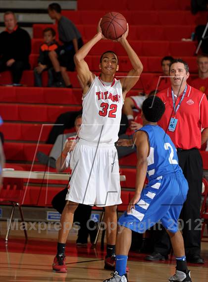 Thumbnail 3 in Antelope vs. De La Salle (MaxPreps Holiday Classic) photogallery.