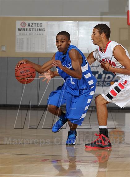Thumbnail 2 in Antelope vs. De La Salle (MaxPreps Holiday Classic) photogallery.